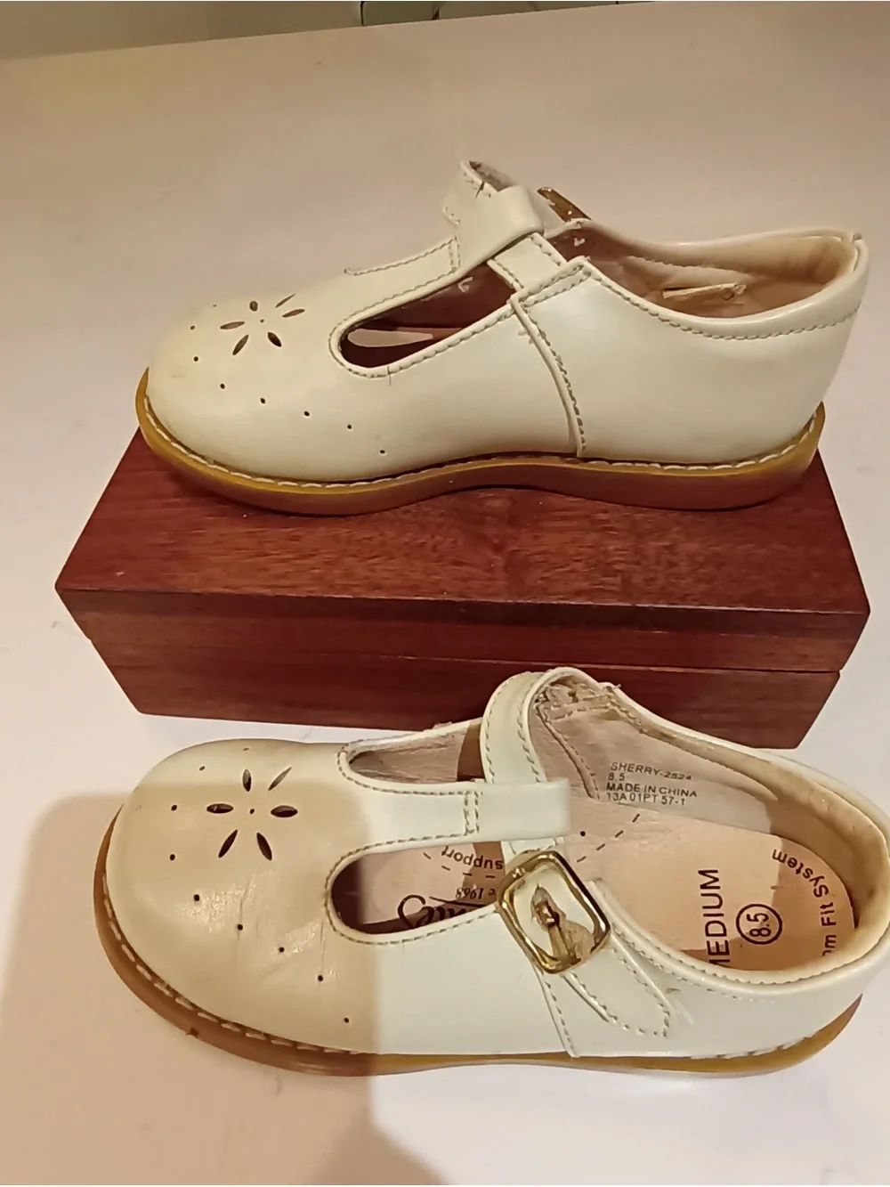 Footmates Classic Kids T-Strap Mary Jane Shoes in Cream size 8.5M
